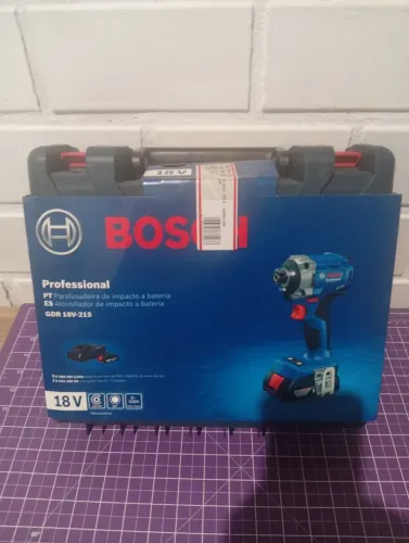 PARAFUSADEIRA BOSCH GDR 215 COMPLETA. 1 PARAFUSADEIRA, 2 BAT DE 2Ah , CARREGADOR E MALETA.