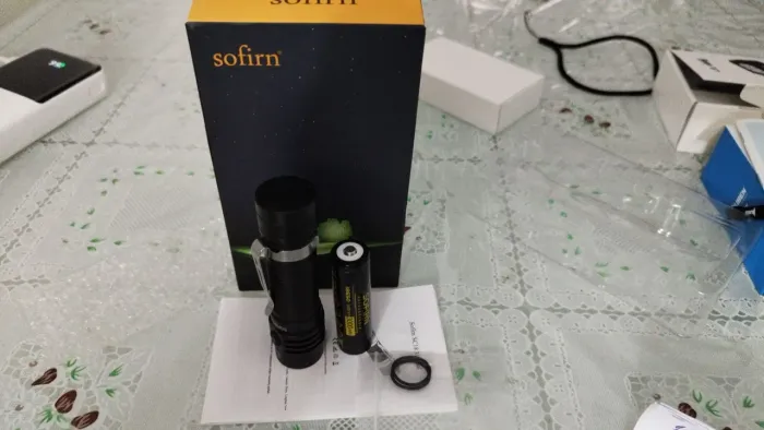 Lanterna tática Sofirn SC18