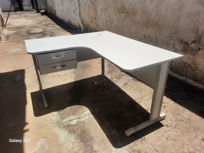 Vendo uma mesa de escritório em perfeito estado de conservação