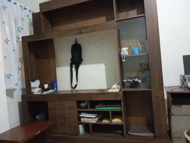 Estante de madeira grande 