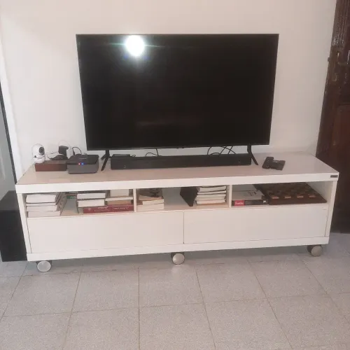 Rack de madeira medindo largura 1,80 profundidade 0,44 e altura 0,56.