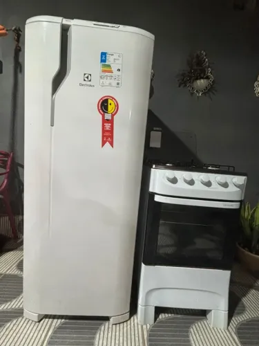 Geladeira Electrolux + Fogão 4 bocas ( entrego)