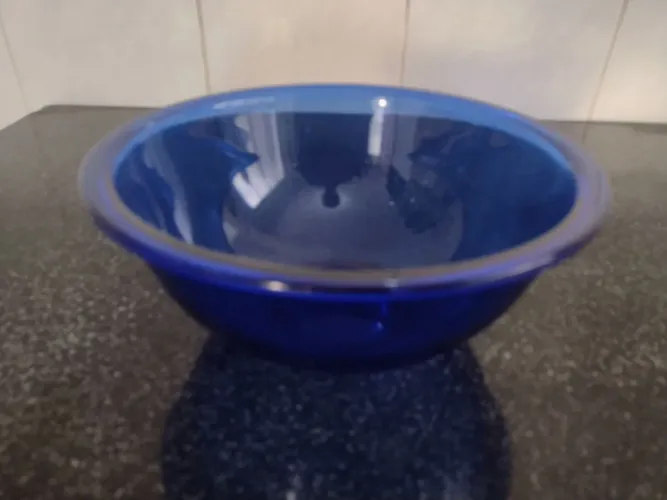 Vendo linda tigela antiga de vidro azul cobalto 