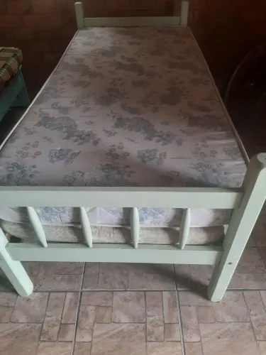 Cama de solteiro e colchão