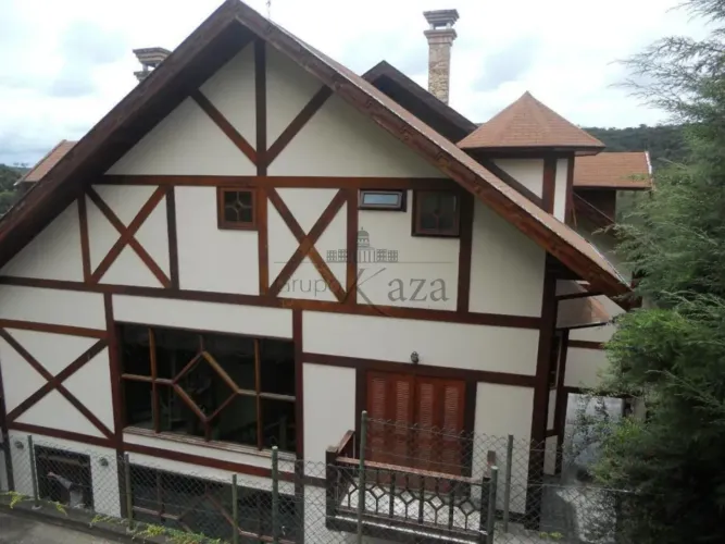 Casa em Condomínio - Campos do Jordão - Condomínio Jardim Véu da Noiva - 6 Suítes - 1400m²