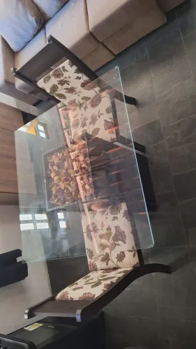 MESA DE VIDRO 2 CADEIRAS BASE EM MADEIRA