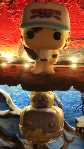 Stranger Things Kinder Dustin + Dustin mundo invertido Importado