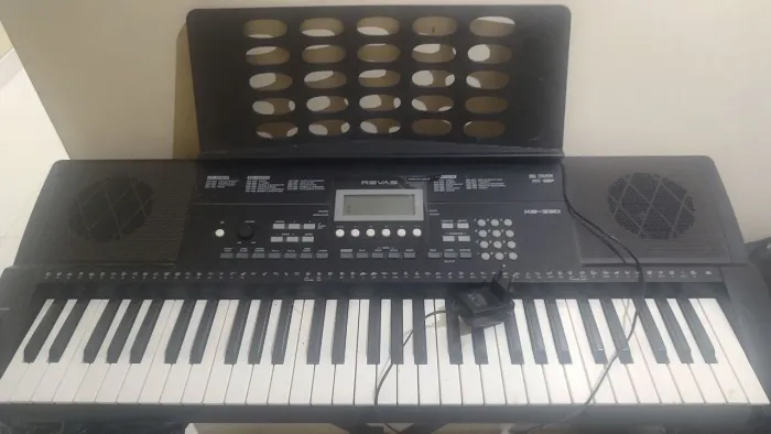 Teclado semi novo