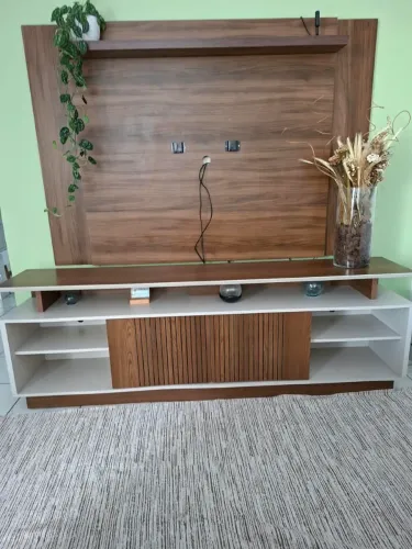 Rack com painel em madeira off white com freijó 
