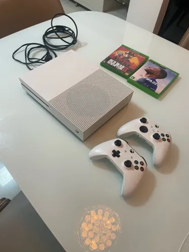 Xbox One S 1TB + 2 Controles Originais - Seminovo