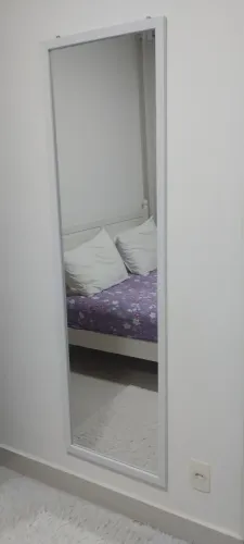 Espelho com moldura branca