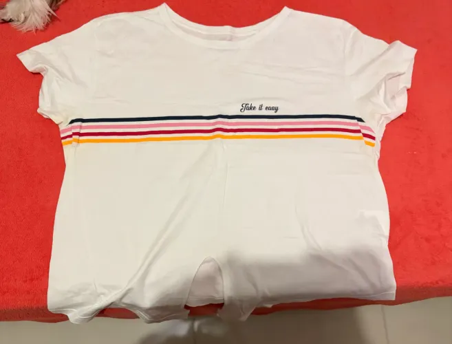 Camiseta Branca com listas coloridas Casual | Confortável | Tamanho GG