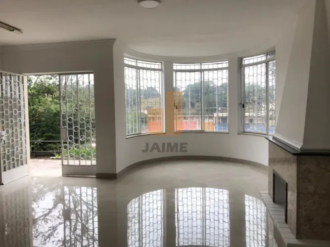 Casa comercial com 8 salas, 4 vagas, 3 banheiros, garagem coberta, com cozinha e despensa!