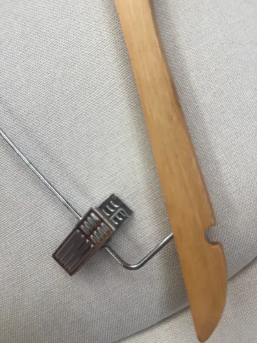 Cabide com presilhas