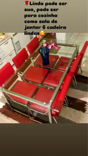 VENDE- SE UMA MESA DE VIDRO COM 6 CADEIRA VERMELHAS SEMI NOVA 