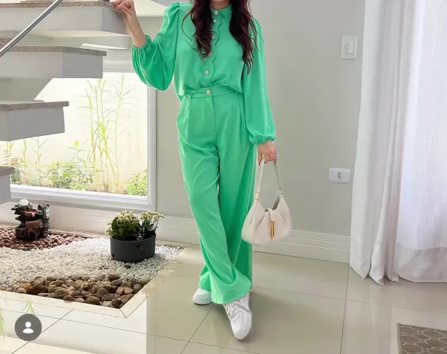 camisa feminina verde em crepe. Botões com strass 