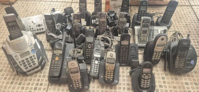 Lote telefone sem fio com 21 unidades+ bases + fontes + acessórios 