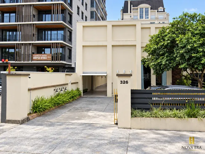 Casa comercial no Bigorrilho, com 560 m² privativos, 7 salas e 4 vagas.