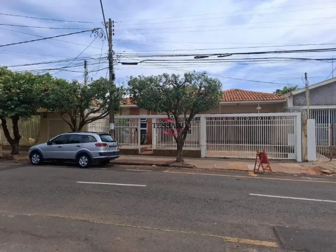 ALUGA /Casa Comercial com 03 quartos 01 tipo apartamento 04 vagas na garagem 240 m² bairro