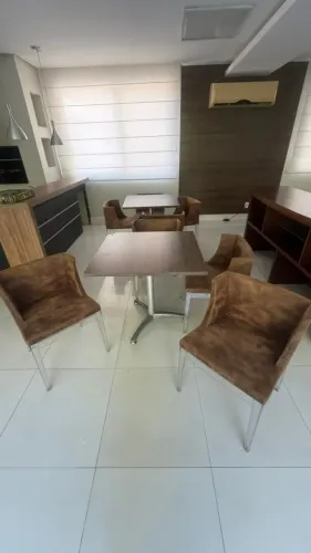 Conjunto duas mesas com base em inox e tampo de madeira + 4 cadeiras acolchoadas 
