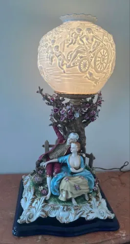 Luminária 70cm Porcelana Capodimonte Com Casal