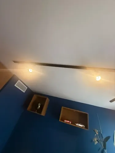 Vários spots Led com trilho eletrificado preto direcionável