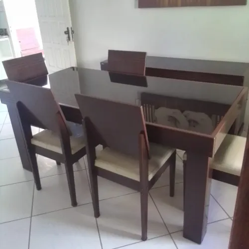 Mesa de madeira com 6 cadeiras