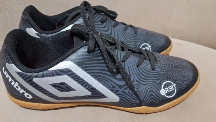 chuteira futsal umbro orbit preta tam 41