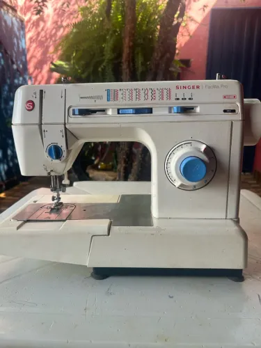 Máquina de Costura Singer Facilita Pro com Pedal