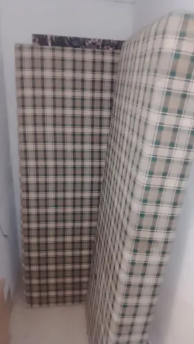 Vendo sofá cama três lugares. Praticamente novo.