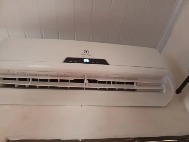 Ar condicionado Electrolux eco turbo12 ,000 BTUs valor 1.300 .00 pra vim buscar