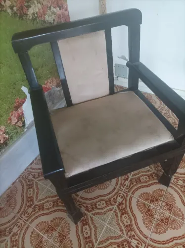Mesa de vidro com 2 cadeiras laqueadas e móvel duas gavetas