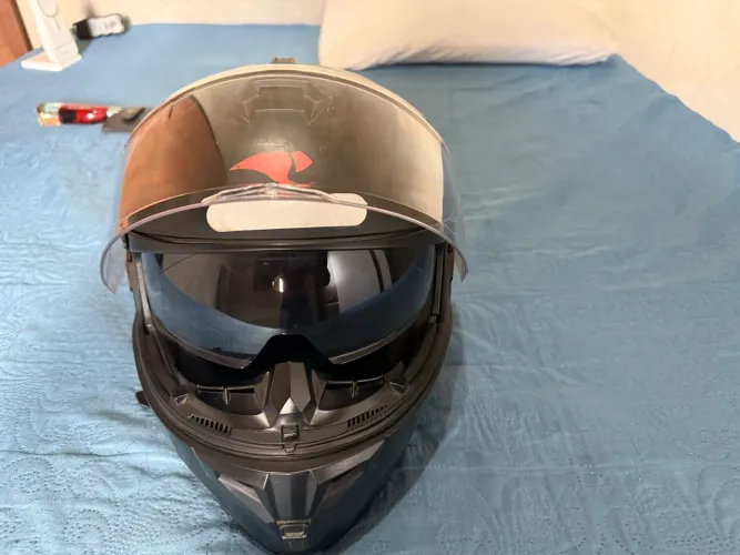 Um capacete semi novo