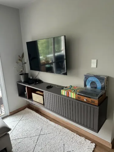 Rack Para TV Suspenso Ripado Cinza Urbano Nogueira