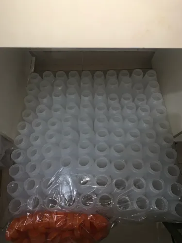 Pacote de garrafas plástica com lacre para suco