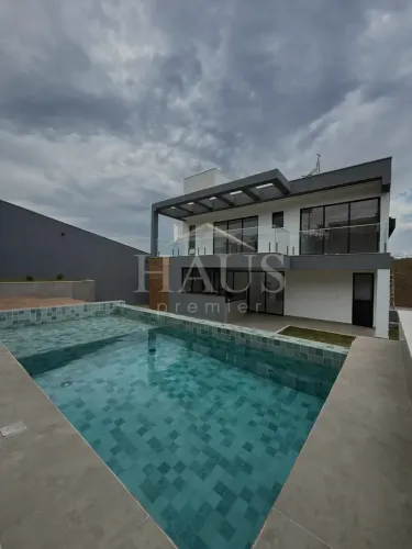 Casa com arquitetura de impacto e amplitude visual no Alphaville em Juiz de Fora (MG)