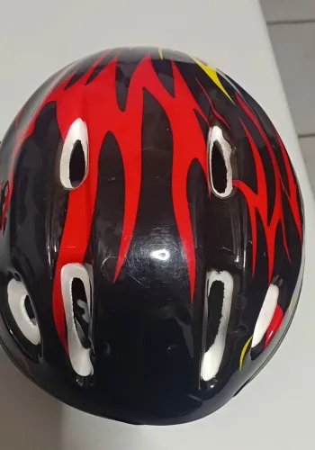 Capacete infantil tamanho 3 à 8 anos usado bem pouco