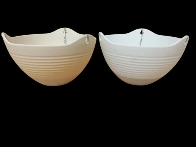 Dois vasos de plantas com corrente e filtro