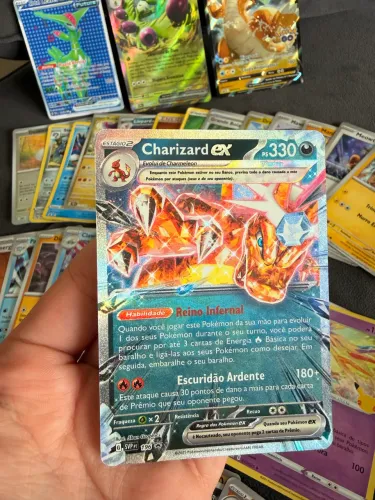 Álbum Pokémon e figurinhas sortidas