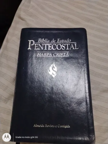 Bíblia de estudo pentecostal com harpa.