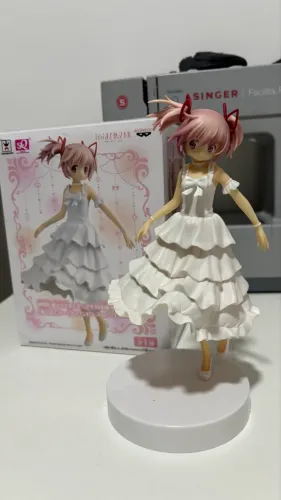 figure madoka mágica vestido com caixa