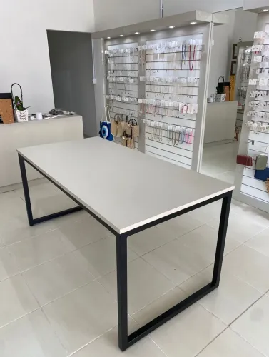 Mesa Mdf com estrutura metalon