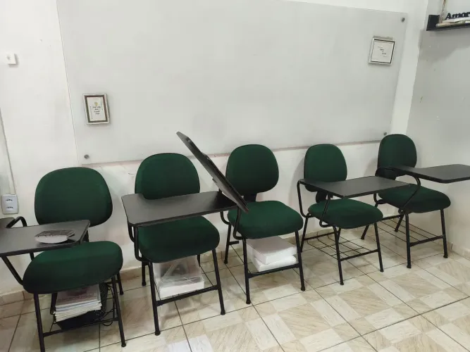 Cadeira universitária com mesa flexível