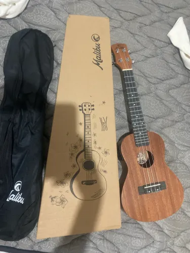 Ukulele seminovo