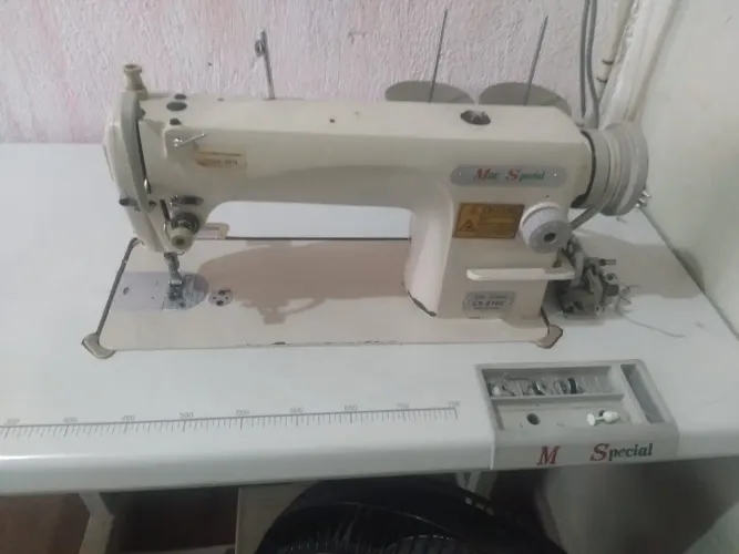 Máquina de costura reta muito nova