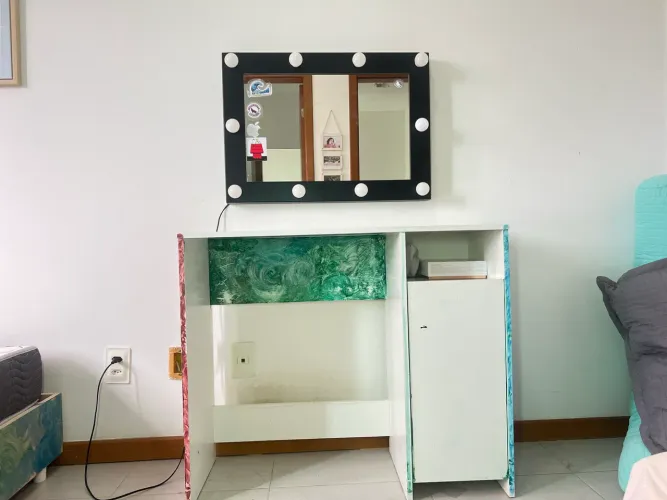 Espelho de maquiagem e Mesa