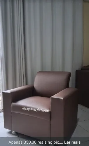 Poltronas no courvim marrom