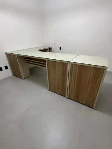 MESA E ARMARIO PARA ESCRITÓRIO