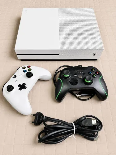 XBOX ONE S 1TB BRANCO (USADO E MUITO CONSERVADO)
