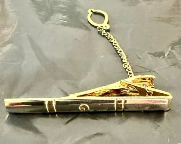 PECA CLIPE DE GRAVATA COM PADRÃO DOURADO